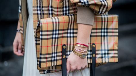 ¿Por qué Burberry quemó US,7 millones en ropa, accesorios 